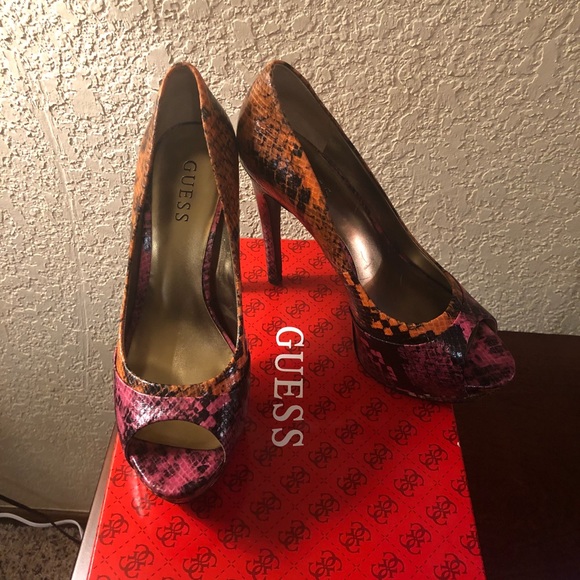 Guess Pumps - Picture 2 of 5